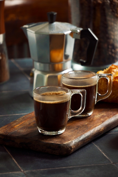 El café americano se prepara con un expreso mezclado con agua caliente. (Foto: Freepik)
